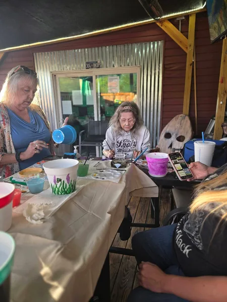 Sharing a creative afternoon around the table